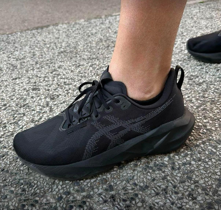 ASICS Novablast 5 Black Carrier Grey